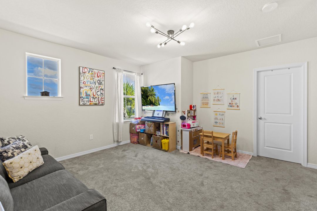 En Venta: $575,000 (4 camas, 2 baños, 2339 Pies cuadrados)