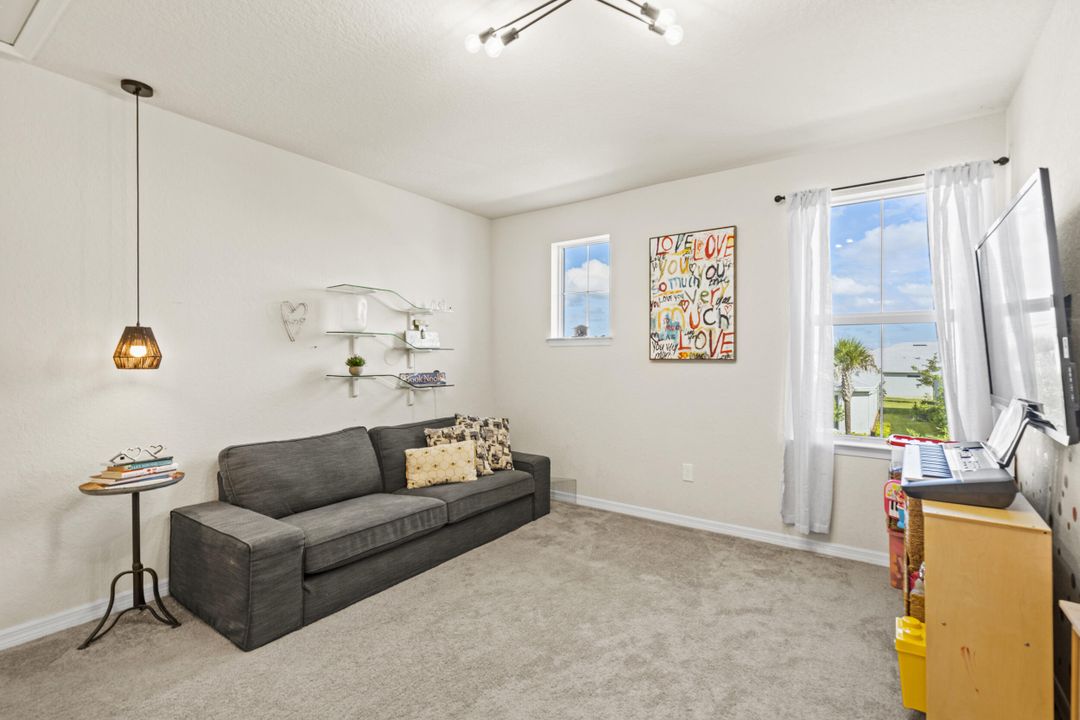 En Venta: $575,000 (4 camas, 2 baños, 2339 Pies cuadrados)