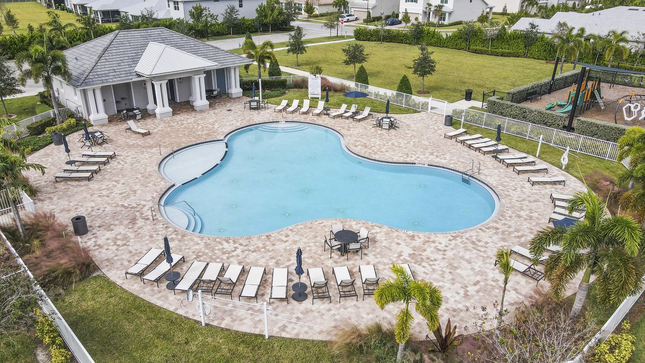 En Venta: $575,000 (4 camas, 2 baños, 2339 Pies cuadrados)