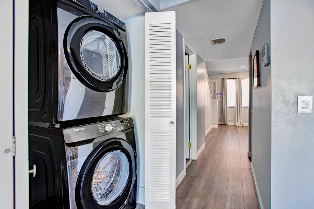 待售: $299,999 (2 贝兹, 1 浴室, 1240 平方英尺)