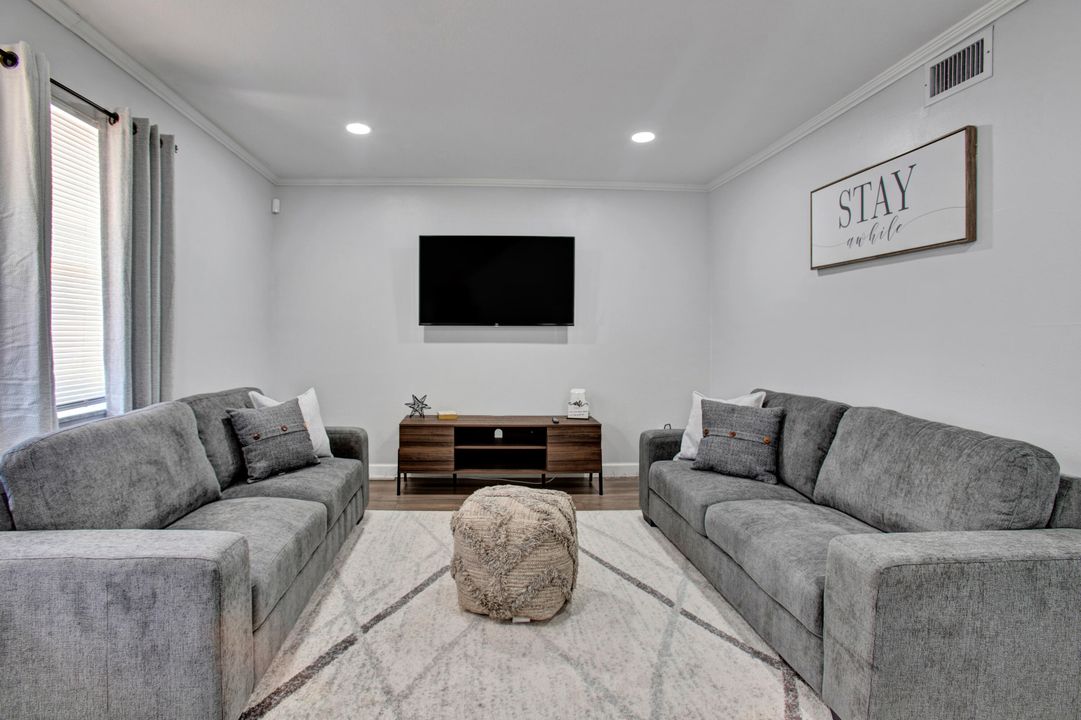 待售: $299,999 (2 贝兹, 1 浴室, 1240 平方英尺)