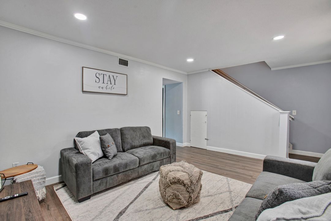 待售: $299,999 (2 贝兹, 1 浴室, 1240 平方英尺)