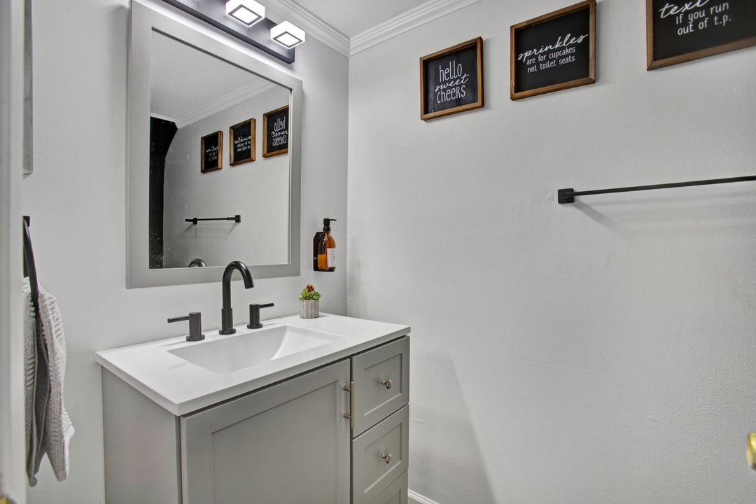 待售: $299,999 (2 贝兹, 1 浴室, 1240 平方英尺)