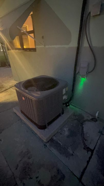 Active With Contract: $239,000 (2 beds, 1 baths, 985 Square Feet)