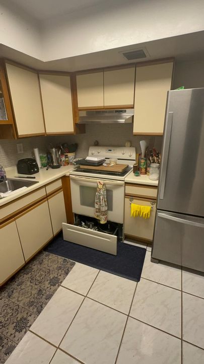 Active With Contract: $239,000 (2 beds, 1 baths, 985 Square Feet)