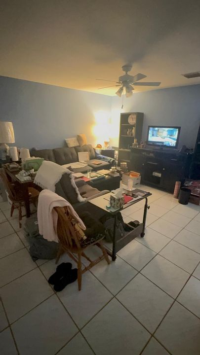 Active With Contract: $239,000 (2 beds, 1 baths, 985 Square Feet)