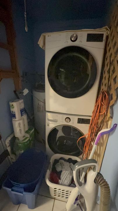 Active With Contract: $239,000 (2 beds, 1 baths, 985 Square Feet)