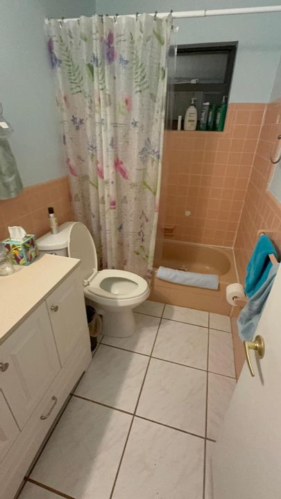 Active With Contract: $239,000 (2 beds, 1 baths, 985 Square Feet)