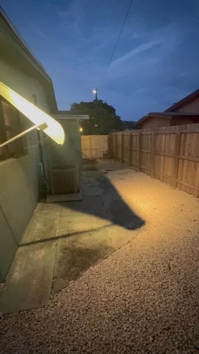 Active With Contract: $239,000 (2 beds, 1 baths, 985 Square Feet)