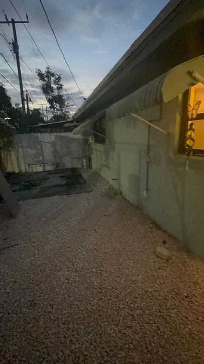 Active With Contract: $239,000 (2 beds, 1 baths, 985 Square Feet)