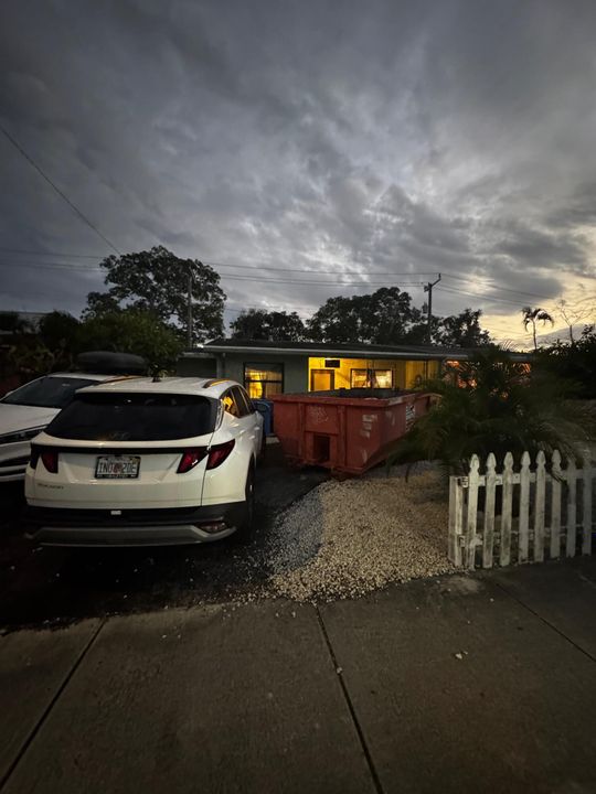 Active With Contract: $239,000 (2 beds, 1 baths, 985 Square Feet)