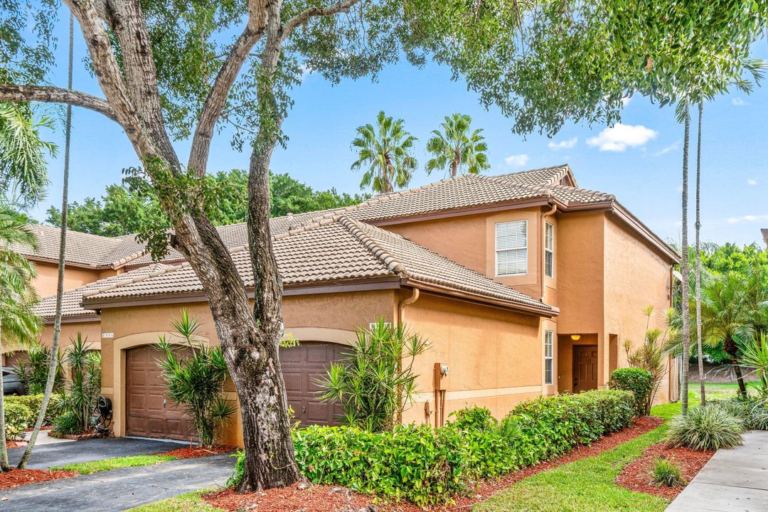 For Sale: $475,000 (2 beds, 2 baths, 1261 Square Feet)