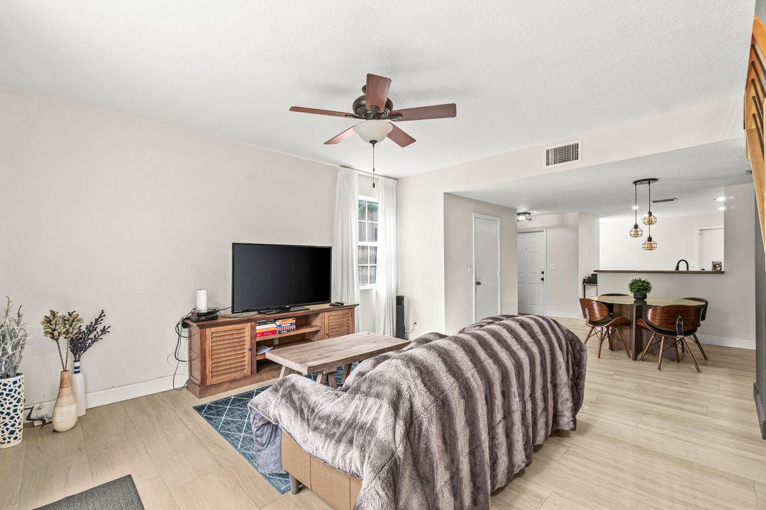 For Sale: $475,000 (2 beds, 2 baths, 1261 Square Feet)