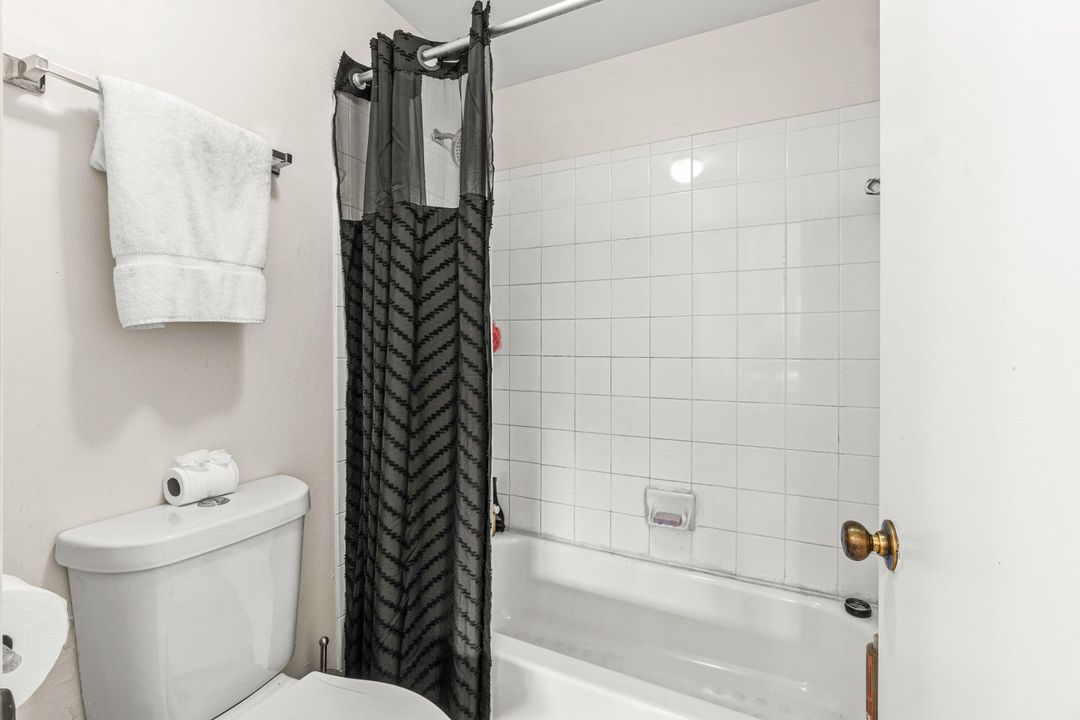 For Sale: $475,000 (2 beds, 2 baths, 1261 Square Feet)