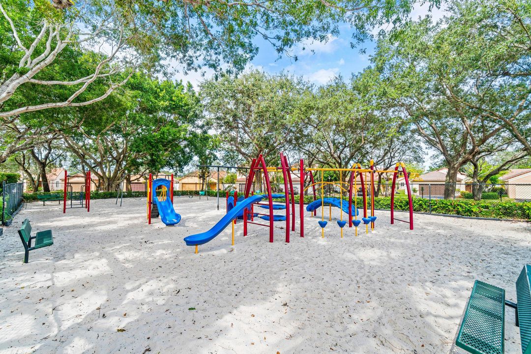 For Sale: $475,000 (2 beds, 2 baths, 1261 Square Feet)