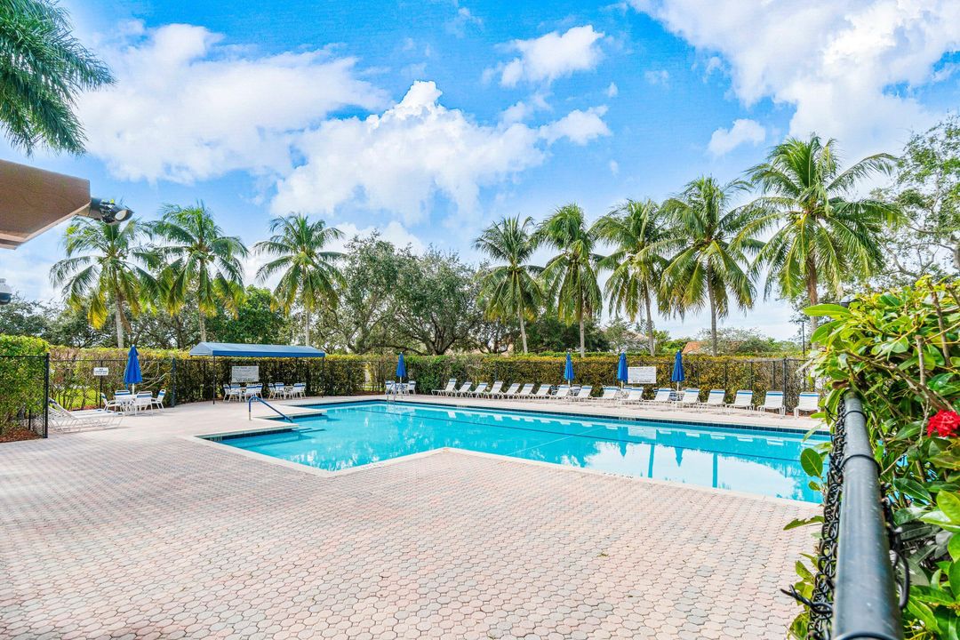 For Sale: $475,000 (2 beds, 2 baths, 1261 Square Feet)