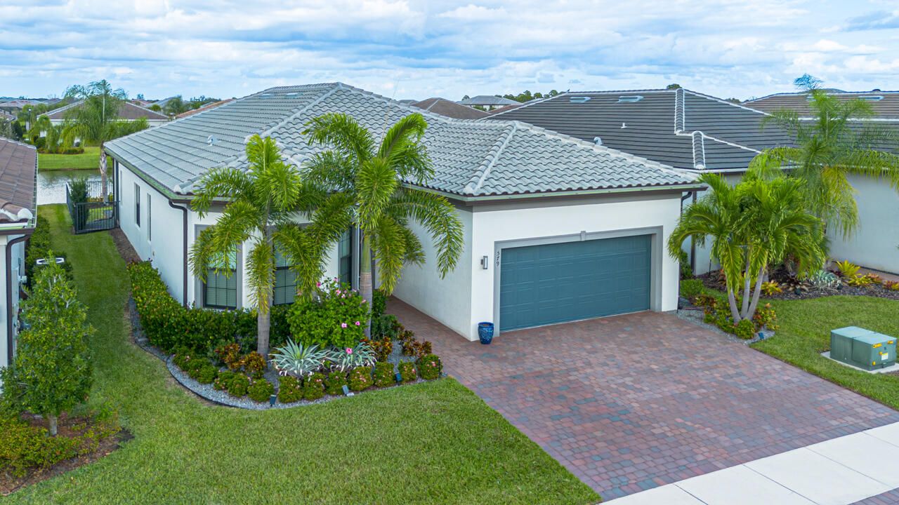 合同活跃: $599,000 (3 贝兹, 3 浴室, 2224 平方英尺)