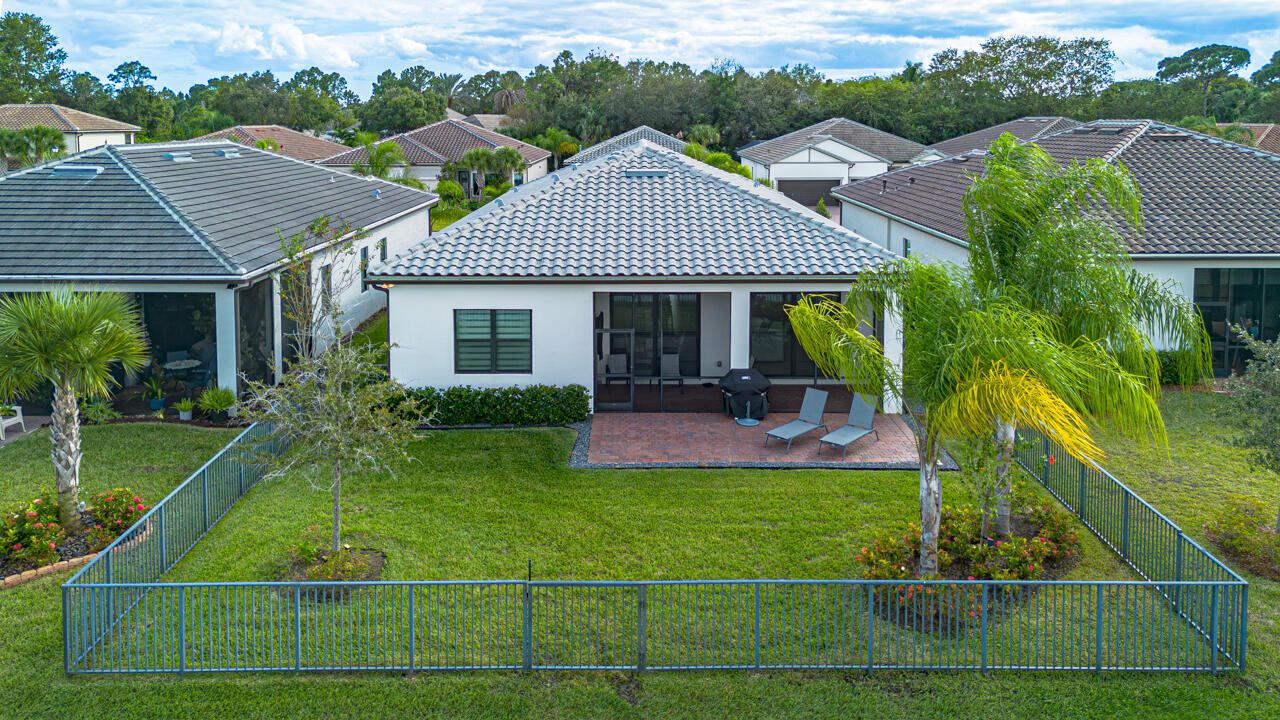 合同活跃: $599,000 (3 贝兹, 3 浴室, 2224 平方英尺)