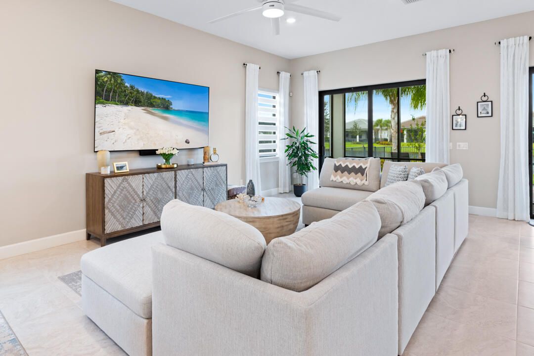 合同活跃: $599,000 (3 贝兹, 3 浴室, 2224 平方英尺)