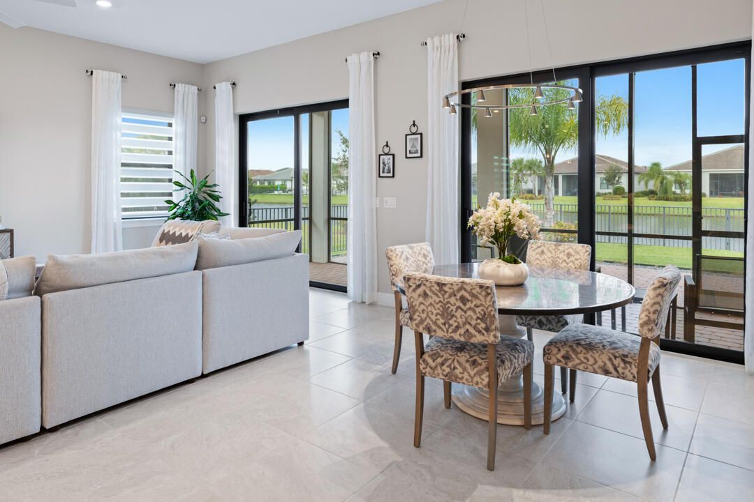 合同活跃: $599,000 (3 贝兹, 3 浴室, 2224 平方英尺)