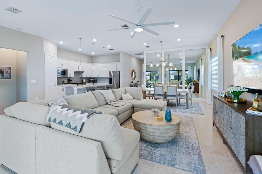 合同活跃: $599,000 (3 贝兹, 3 浴室, 2224 平方英尺)