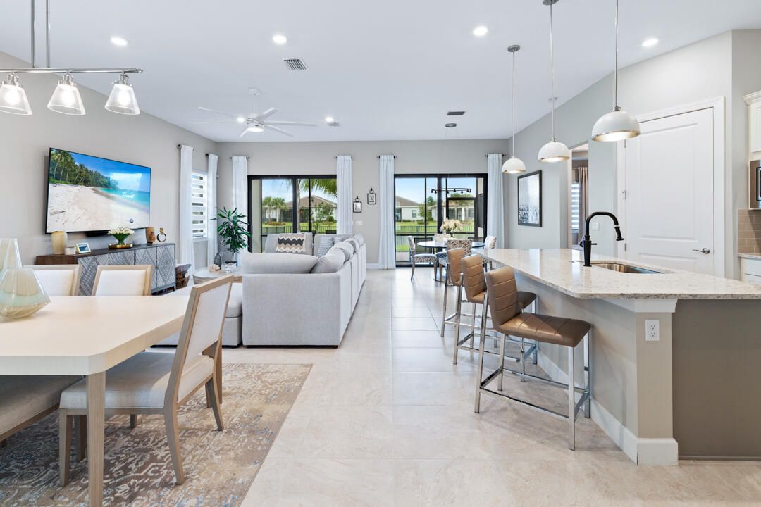 合同活跃: $599,000 (3 贝兹, 3 浴室, 2224 平方英尺)