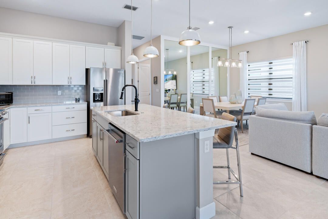 合同活跃: $599,000 (3 贝兹, 3 浴室, 2224 平方英尺)