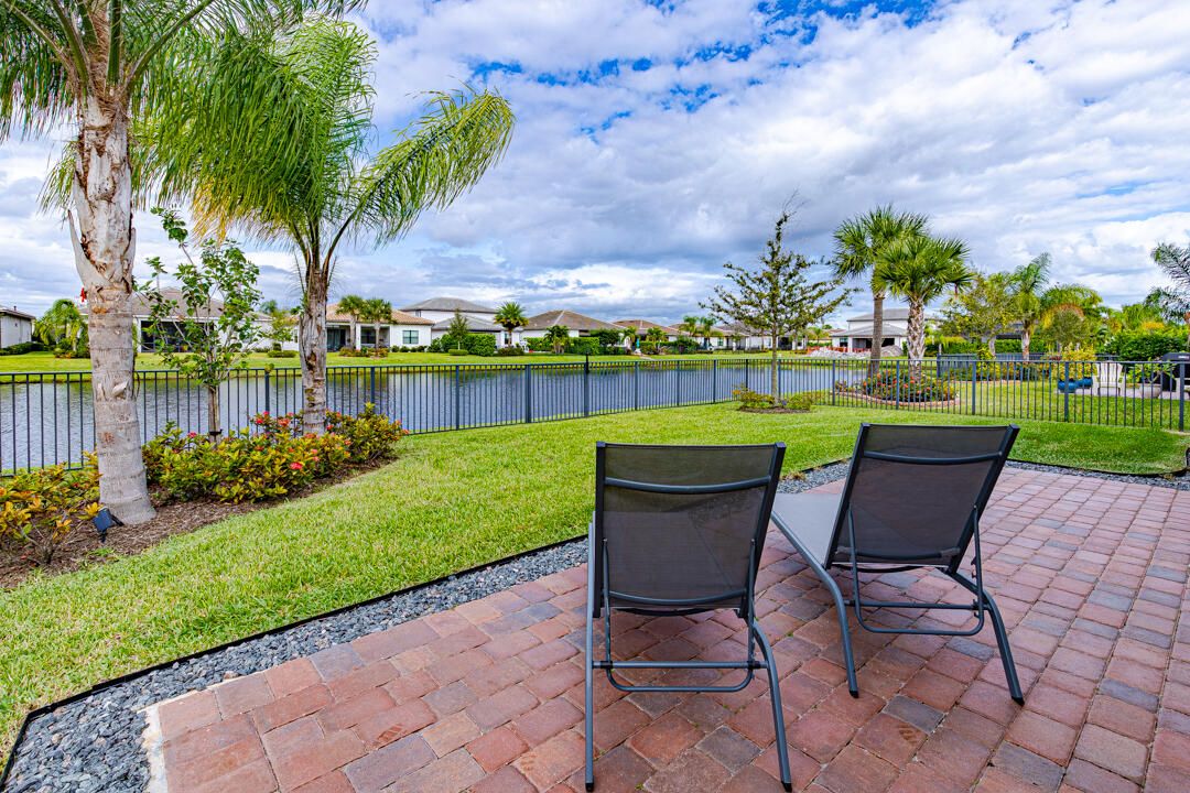 合同活跃: $599,000 (3 贝兹, 3 浴室, 2224 平方英尺)