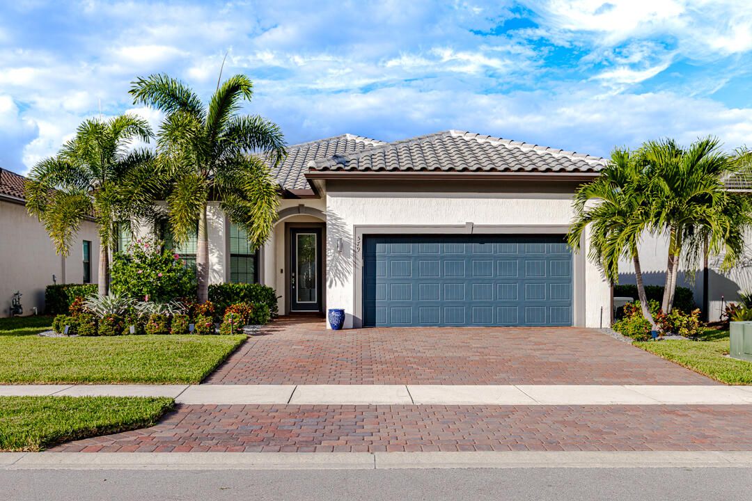 合同活跃: $599,000 (3 贝兹, 3 浴室, 2224 平方英尺)