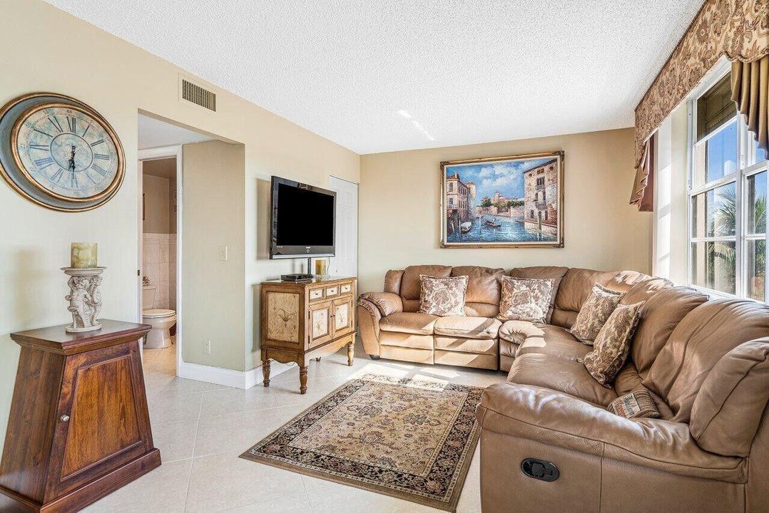 В аренду: $2,600 (2 спален, 2 ванн, 1300 Квадратных фут)