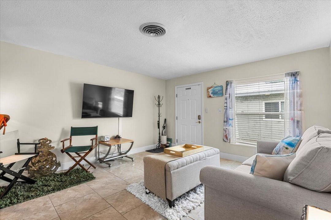 For Rent: $2,495 (3 beds, 2 baths, 1015 Square Feet)