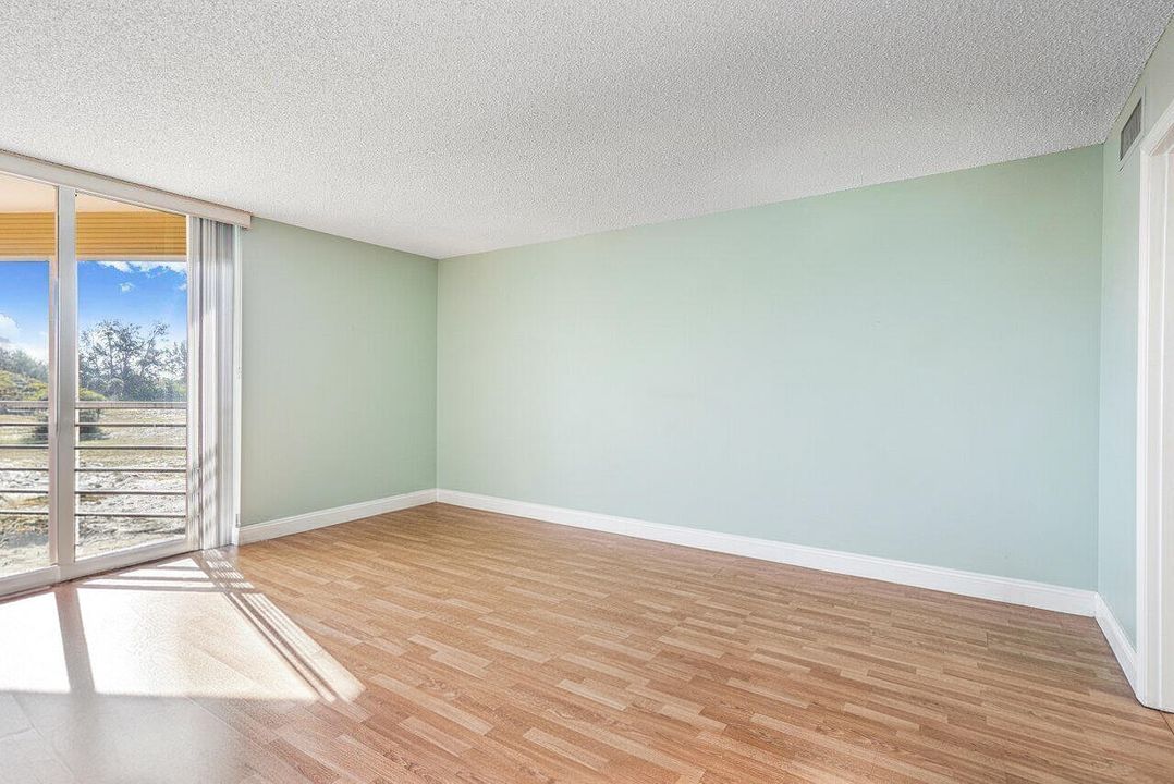 В аренду: $2,600 (2 спален, 2 ванн, 1300 Квадратных фут)