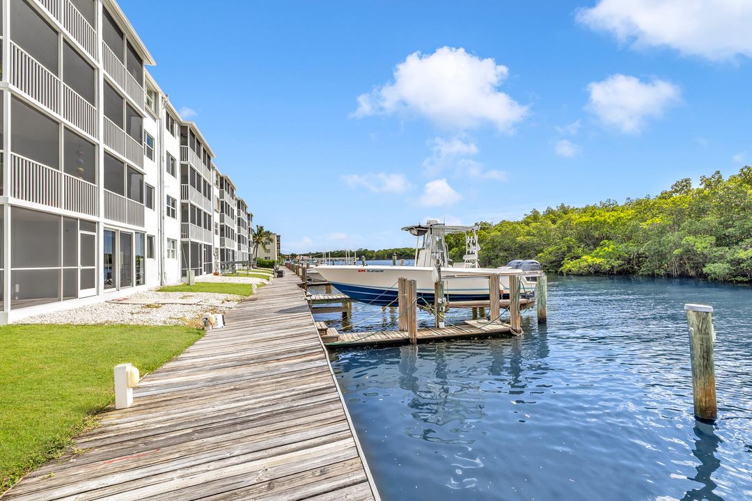 En Venta: $329,900 (2 camas, 2 baños, 899 Pies cuadrados)