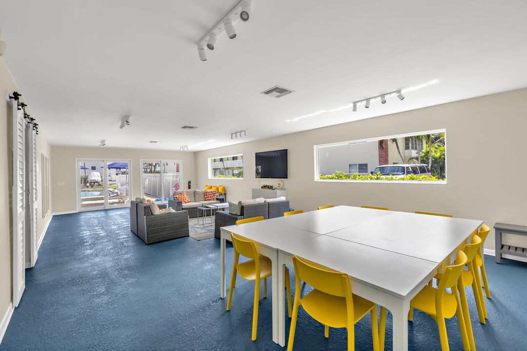 En Venta: $329,900 (2 camas, 2 baños, 899 Pies cuadrados)