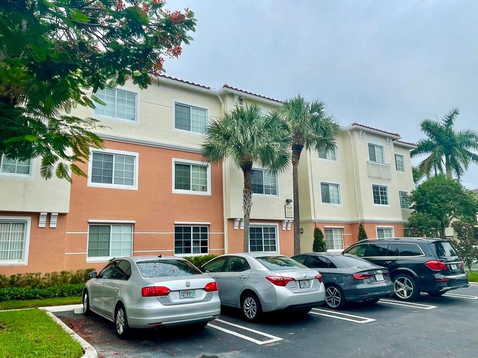 For Rent: $1,830 (1 beds, 1 baths, 820 Square Feet)