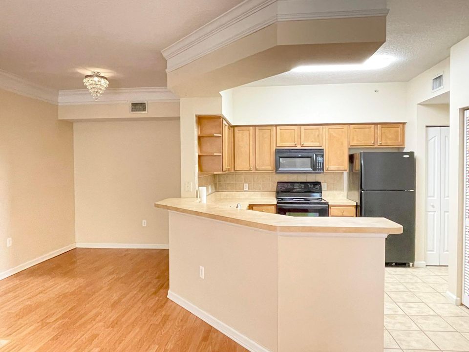 For Rent: $1,830 (1 beds, 1 baths, 820 Square Feet)