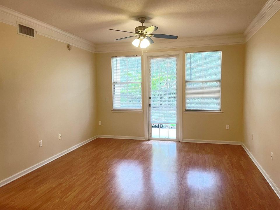 For Rent: $1,830 (1 beds, 1 baths, 820 Square Feet)