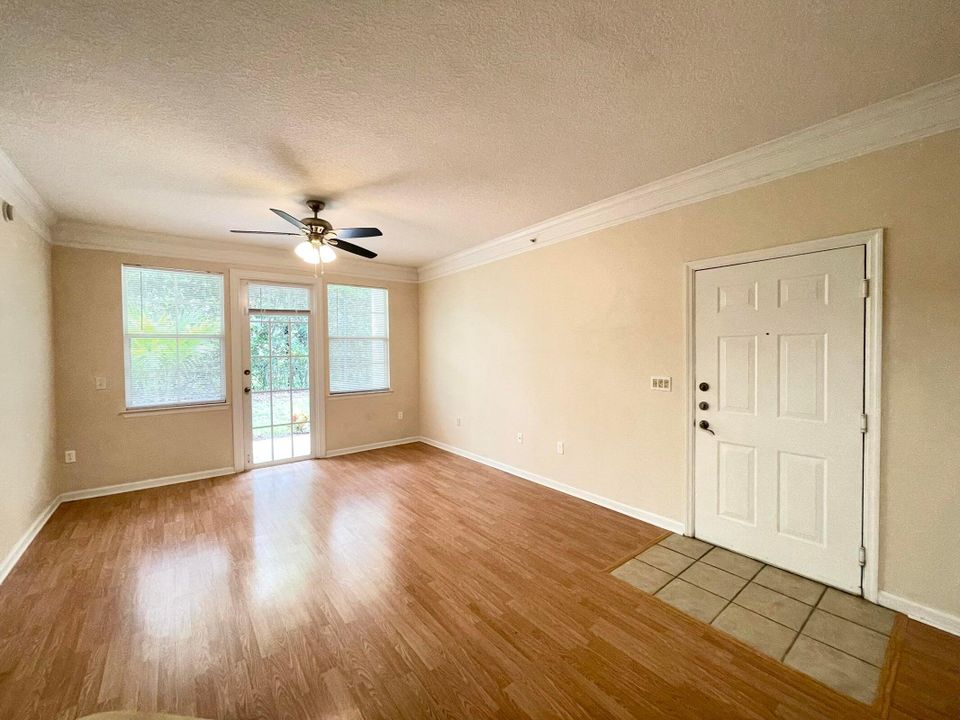 For Rent: $1,830 (1 beds, 1 baths, 820 Square Feet)