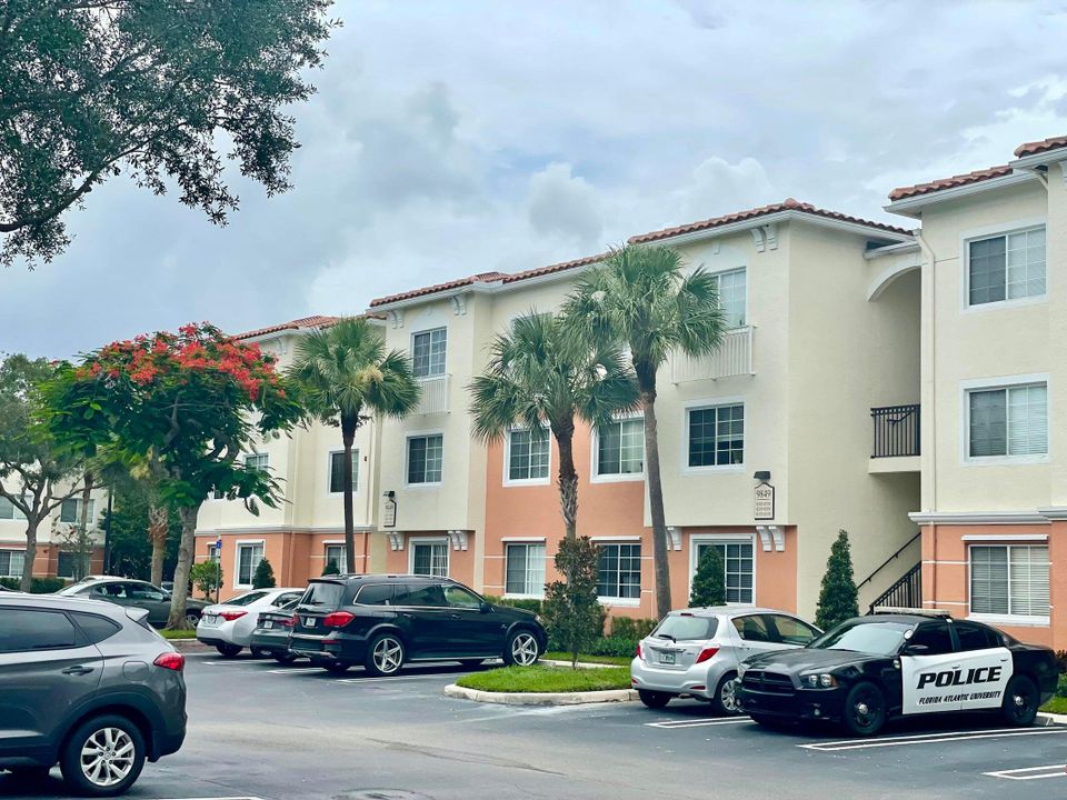 For Rent: $1,830 (1 beds, 1 baths, 820 Square Feet)