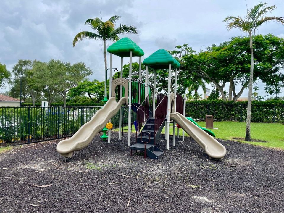 For Rent: $1,830 (1 beds, 1 baths, 820 Square Feet)