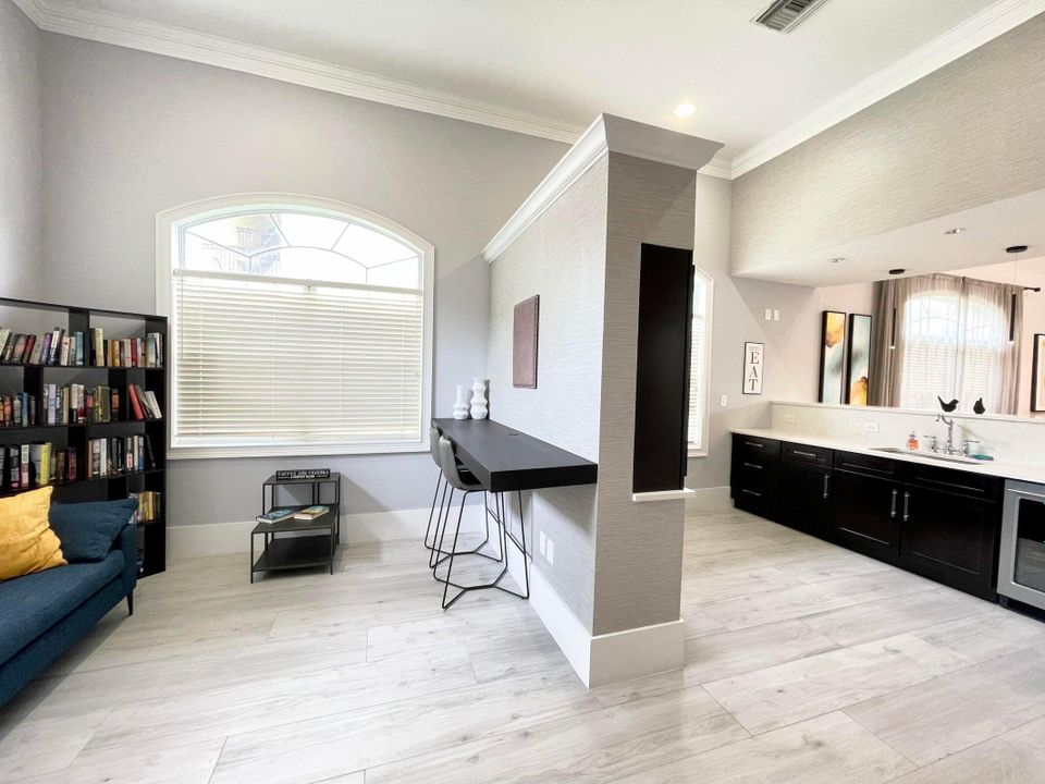 For Rent: $1,830 (1 beds, 1 baths, 820 Square Feet)