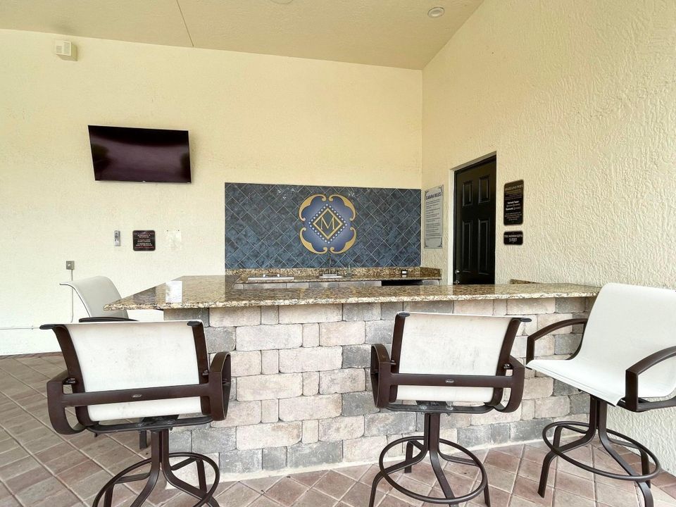 For Rent: $1,830 (1 beds, 1 baths, 820 Square Feet)