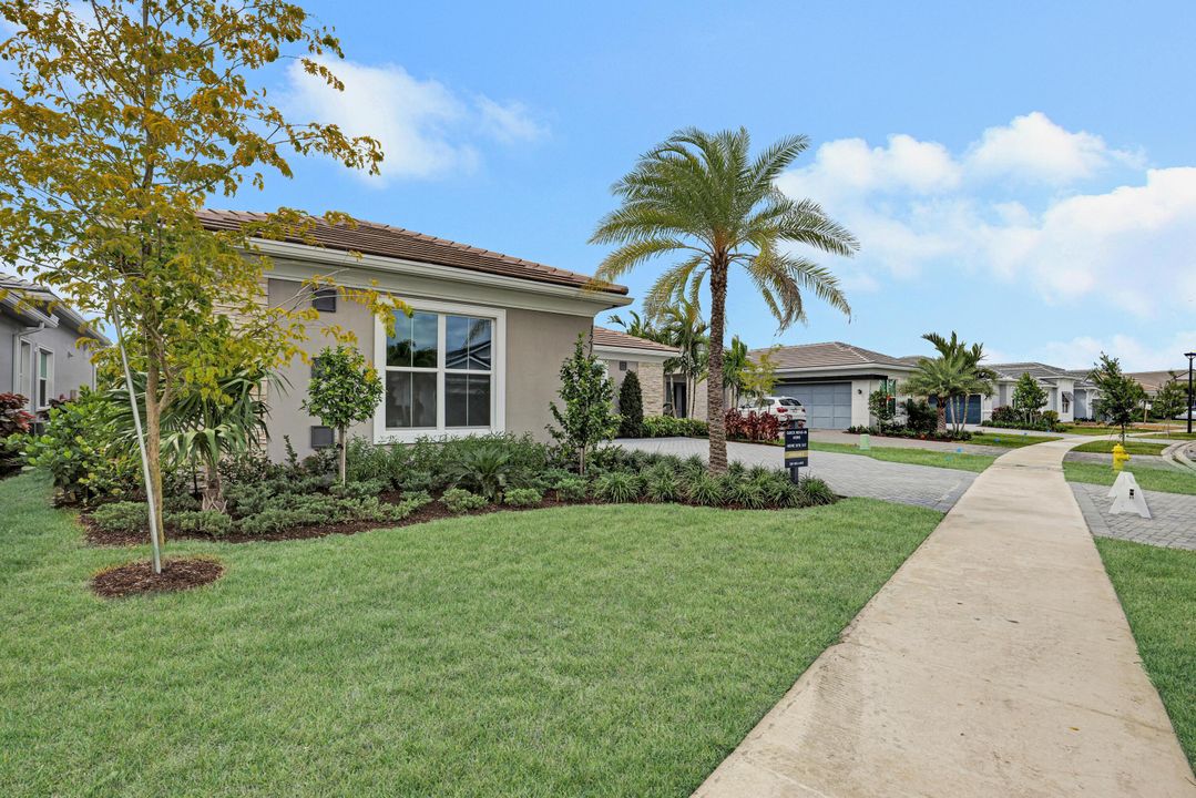 Под контрактом: $1,089,000 (3 спален, 3 ванн, 2718 Квадратных фут)