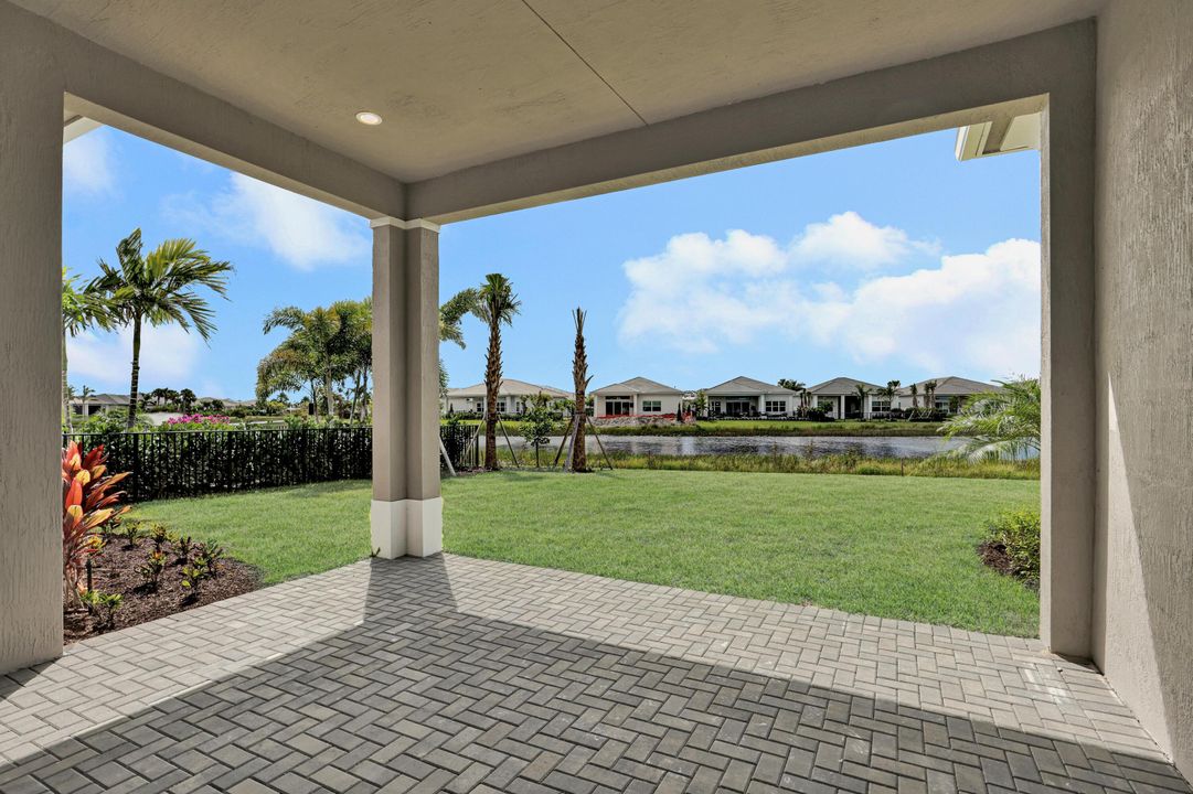 Под контрактом: $1,089,000 (3 спален, 3 ванн, 2718 Квадратных фут)