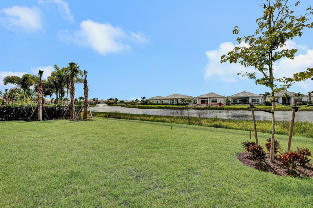 Под контрактом: $1,089,000 (3 спален, 3 ванн, 2718 Квадратных фут)