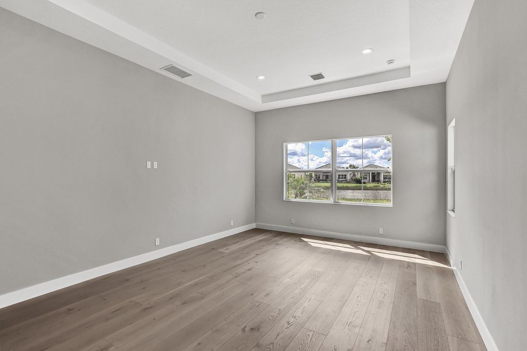 Под контрактом: $1,089,000 (3 спален, 3 ванн, 2718 Квадратных фут)