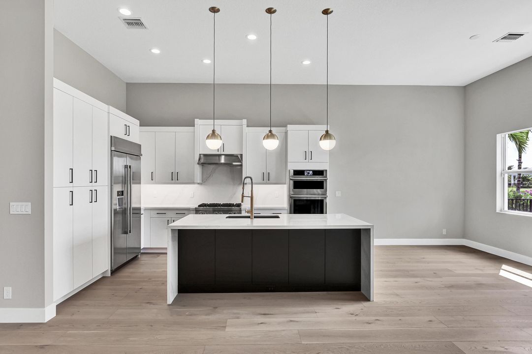 Под контрактом: $1,089,000 (3 спален, 3 ванн, 2718 Квадратных фут)