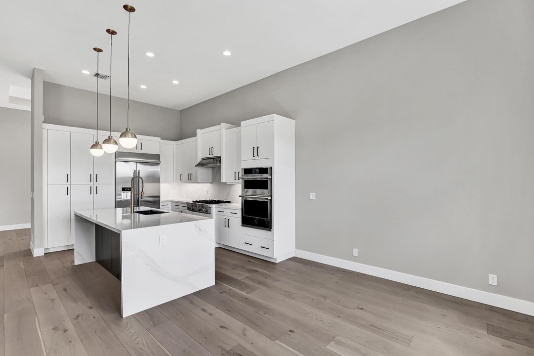 Под контрактом: $1,089,000 (3 спален, 3 ванн, 2718 Квадратных фут)