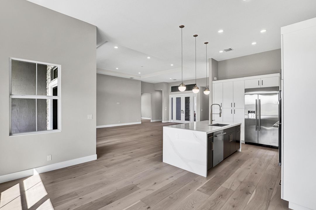 Под контрактом: $1,089,000 (3 спален, 3 ванн, 2718 Квадратных фут)