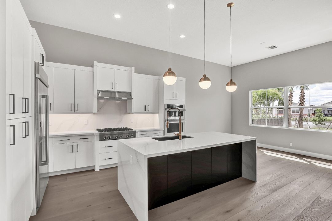 Под контрактом: $1,089,000 (3 спален, 3 ванн, 2718 Квадратных фут)